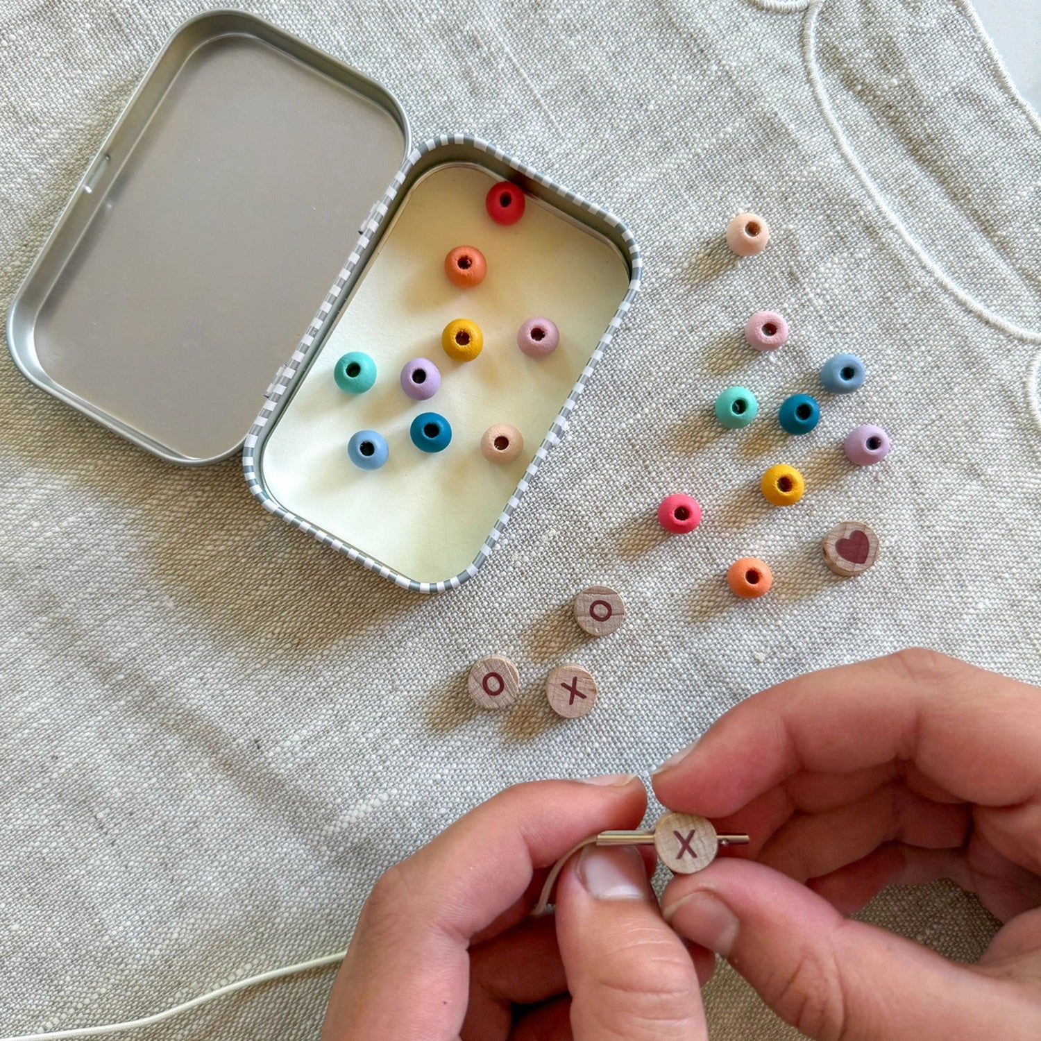 XOXO Friendship Bracelet Craft Kit (Rainbow)