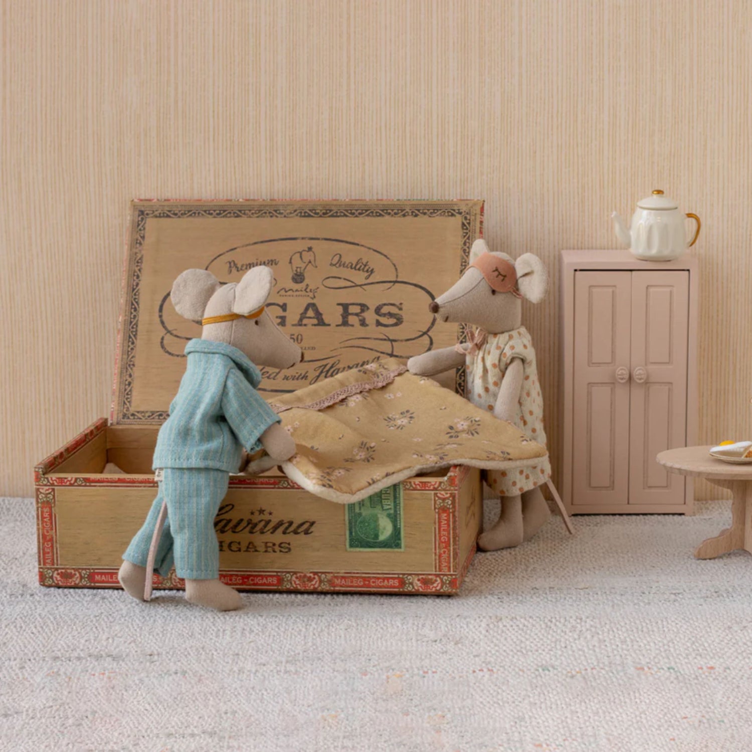 Maileg Mum and Dad Mouse in Cigarbox - NEW 2025