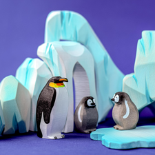 Wooden Icy Cliffs and Big Penguin Family Set