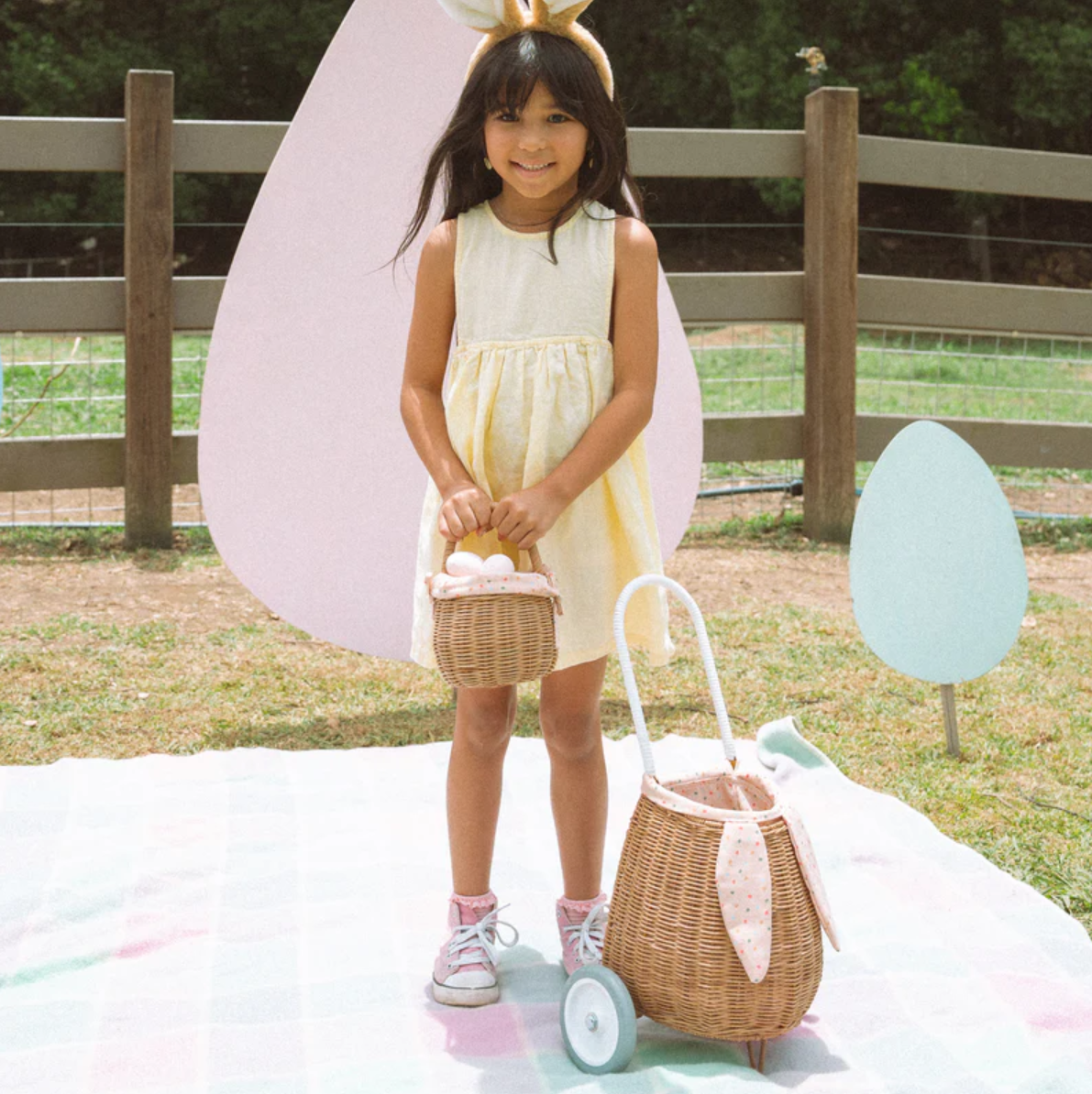 Olli Ella Rattan Bunny Luggy with Lining (Gumdrop)