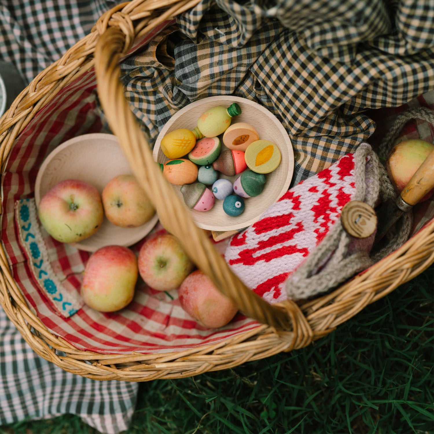 Grapat Wood Fruits