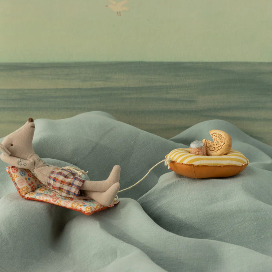 Maileg Beach Mouse with Air Mattress - Flowers (Dad)